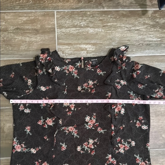 Torrid beautiful Bell Sleeve Ruffled Tunic - Picture 9 of 10